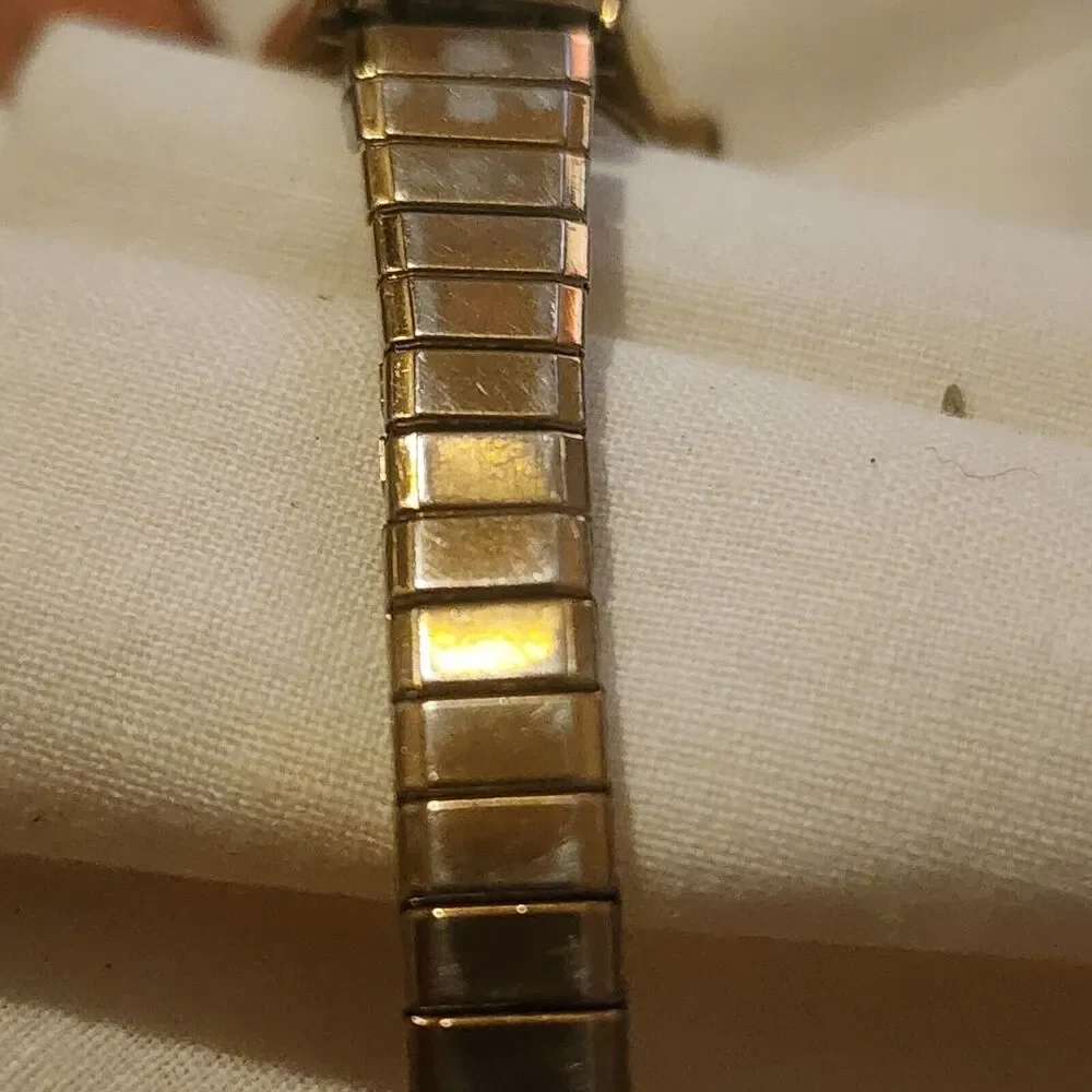 Vintage Ladies Timex Quartz Watch Stretch Band Gold Tone